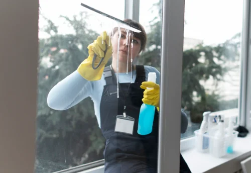 Nettoyage de vitres intérieures et extérieures à Quatre-Champs